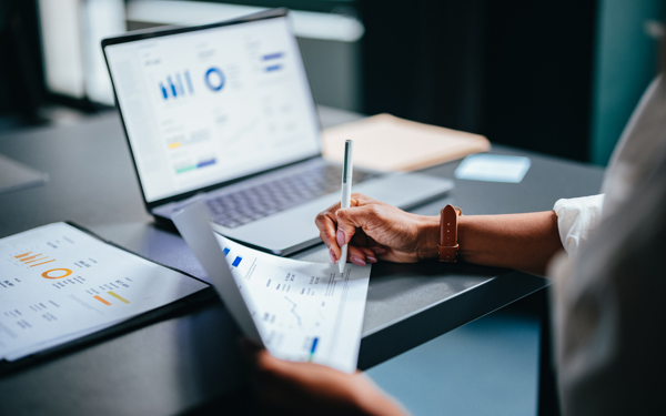 Close up van een vrouw die een rapportage uitschrijft.