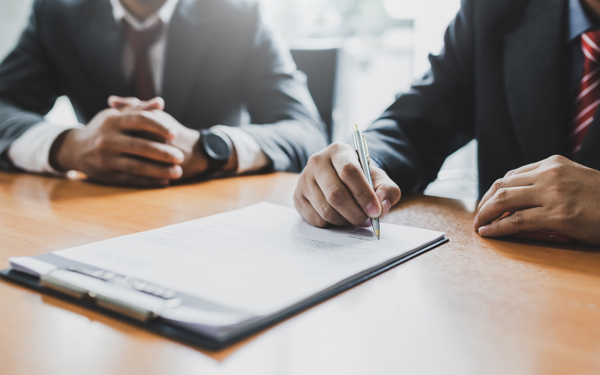 Medewerker beleggingsonderneming vult verklaringen van geen bezwaar in