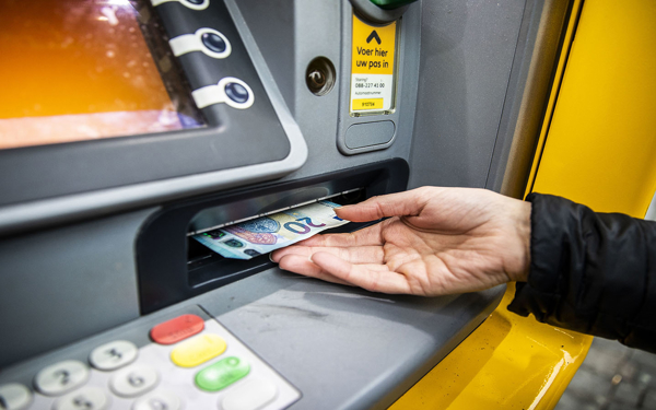 20 euro wordt gepind bij een geldautomaat