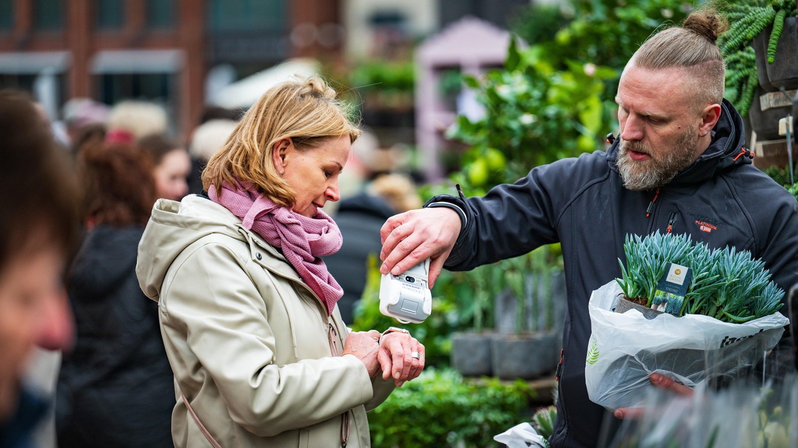 Betalen op de bloemenmarkt