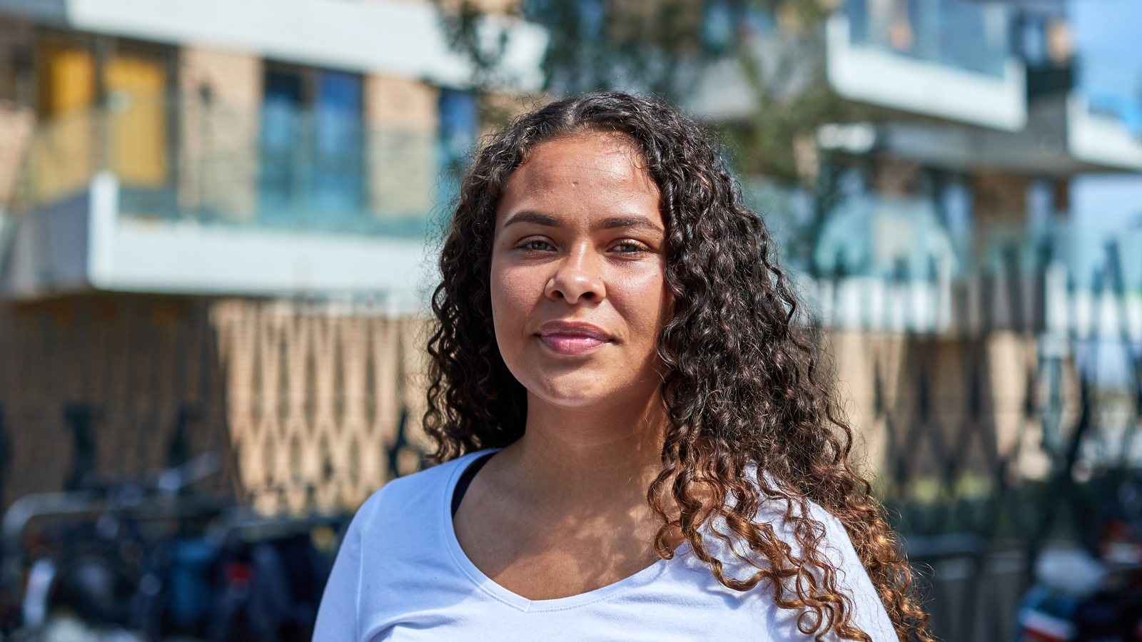 vrouw voor woonhuis