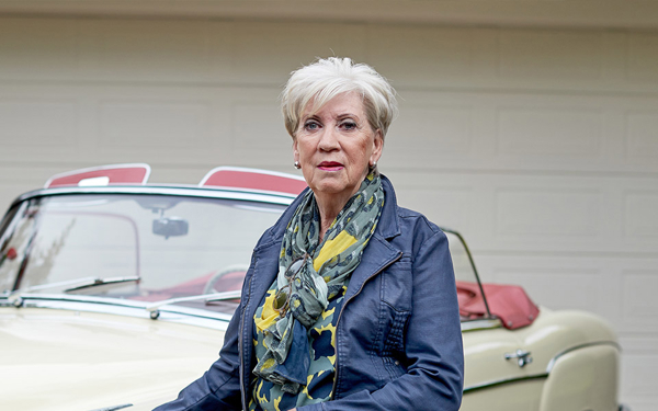 Vrouw met oldtimer
